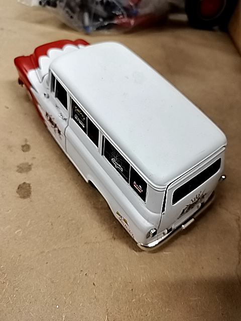 Stor Jada Toys 1957 Chevrolet Suburban Von Dutch Garage diecast-model.